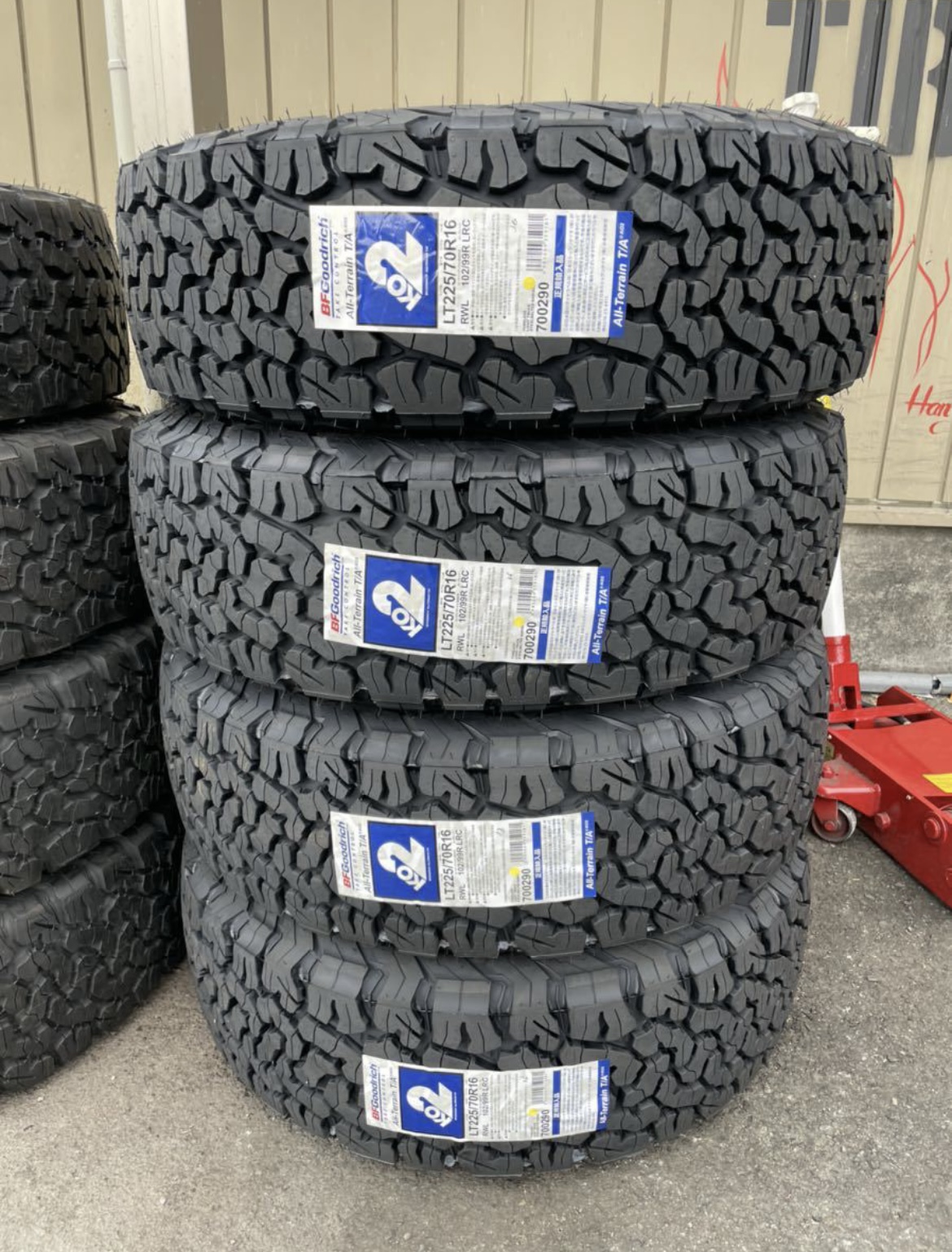 男の子向けプレゼント集結 BFグッドリッチ 225/70R16 中古美品 タイヤ ...